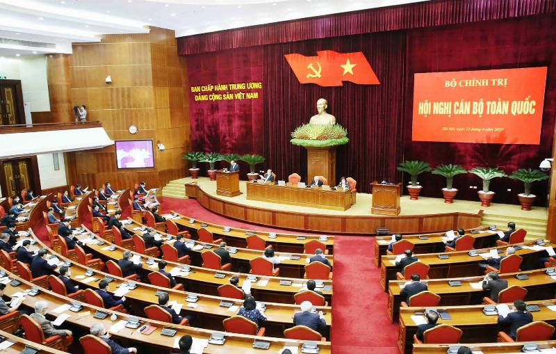 Hanh dong khen ngoi tai noi lam viec giup tang cuong tinh than dong doi
